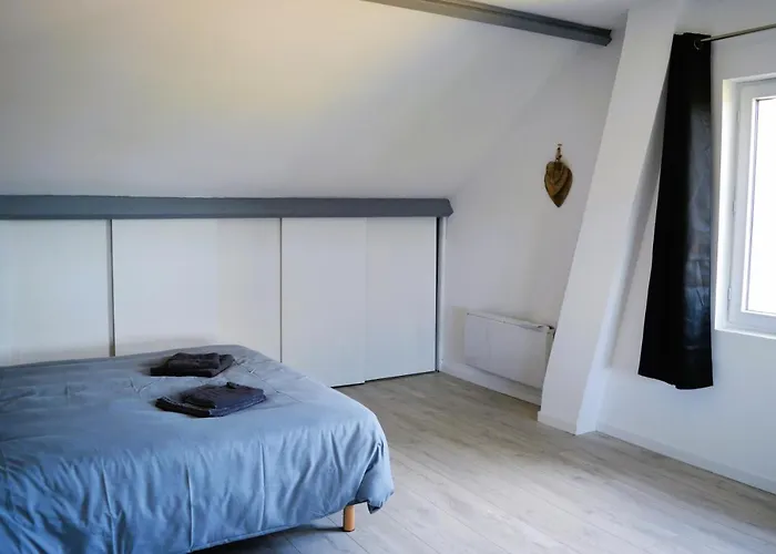 בית נופש La Maison Penchee, Avec Jardin A 50m De La *